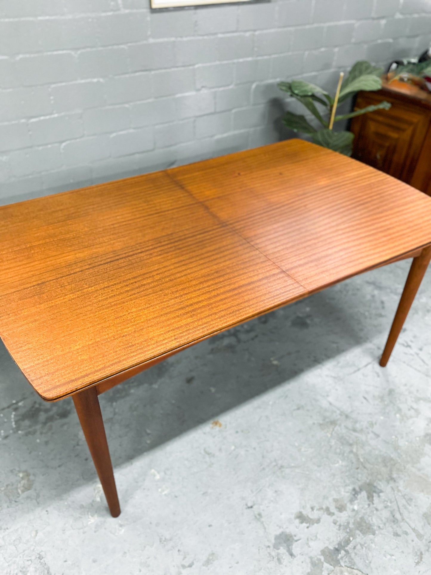 Frystark Extendable Dining Table