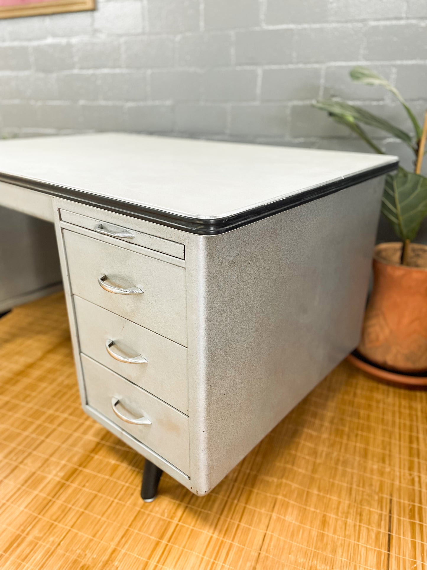 Steel Tanker Desk