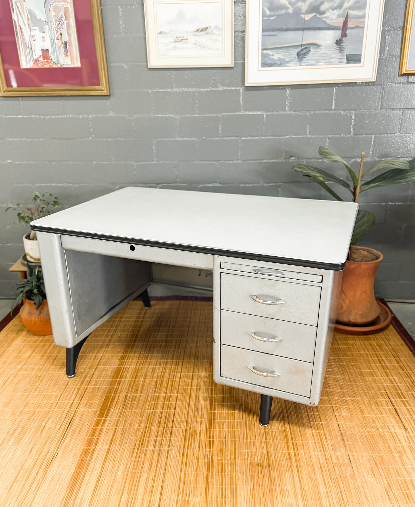 Steel Tanker Desk