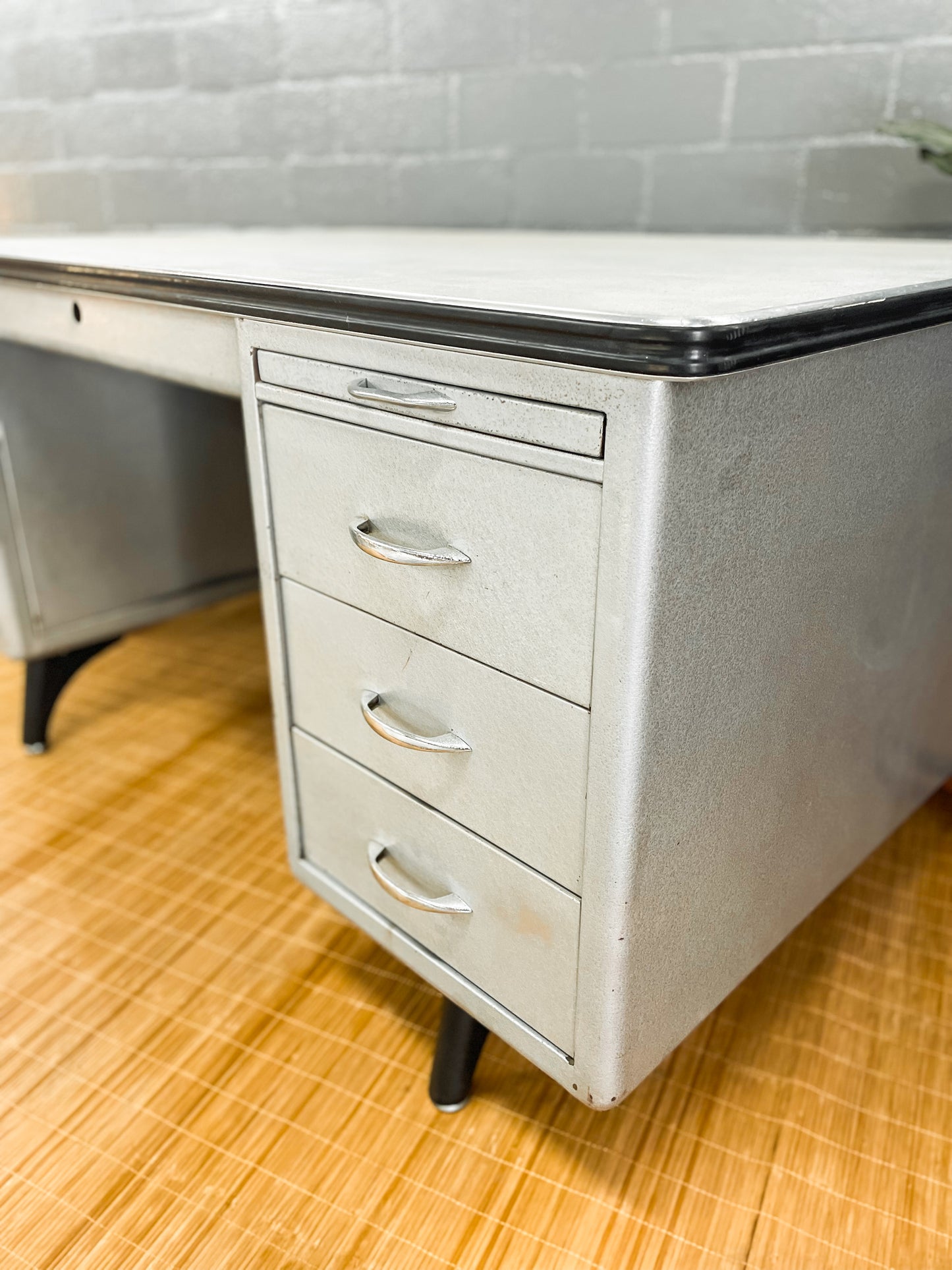 Steel Tanker Desk
