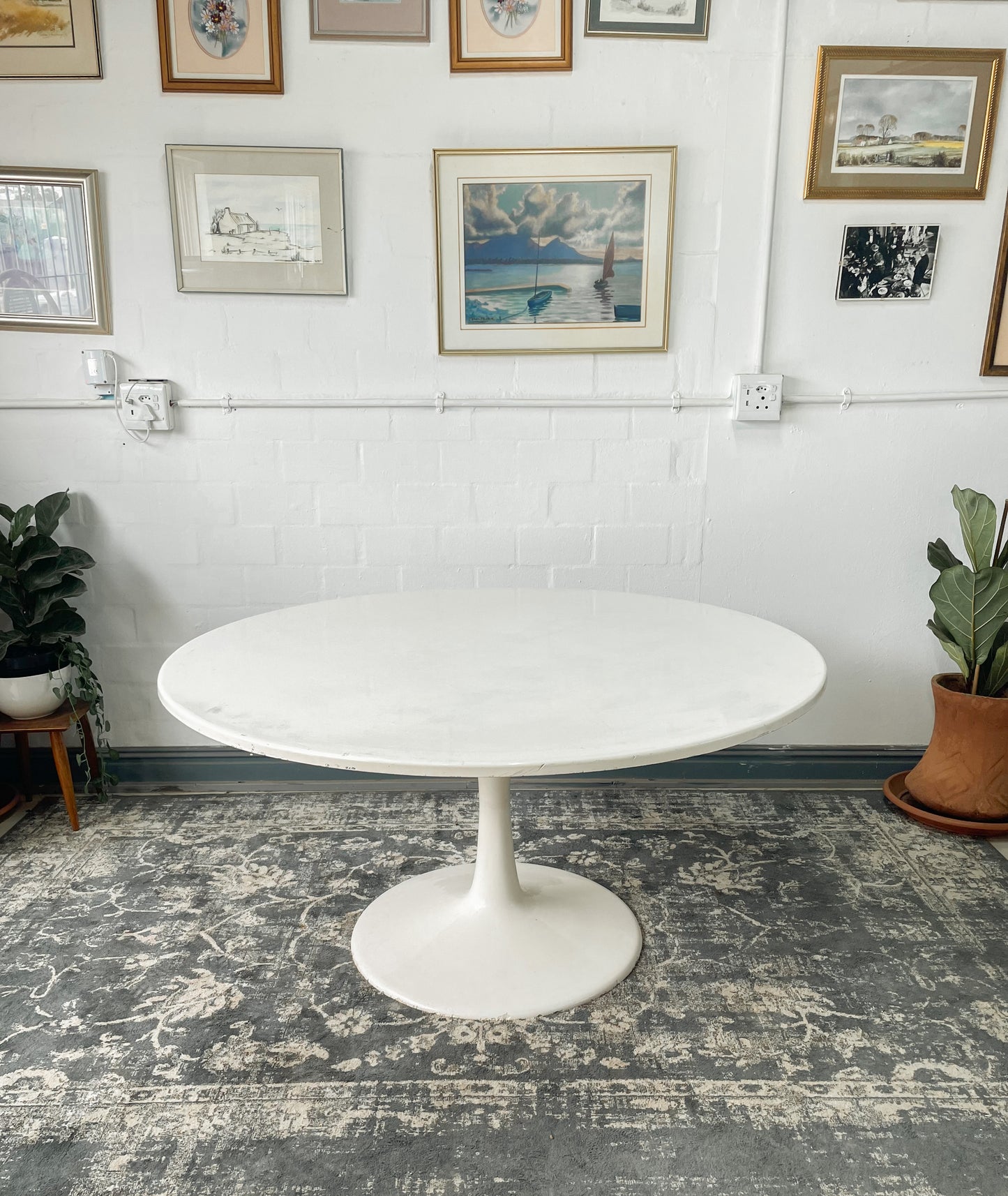 Tulip Style Dining Table