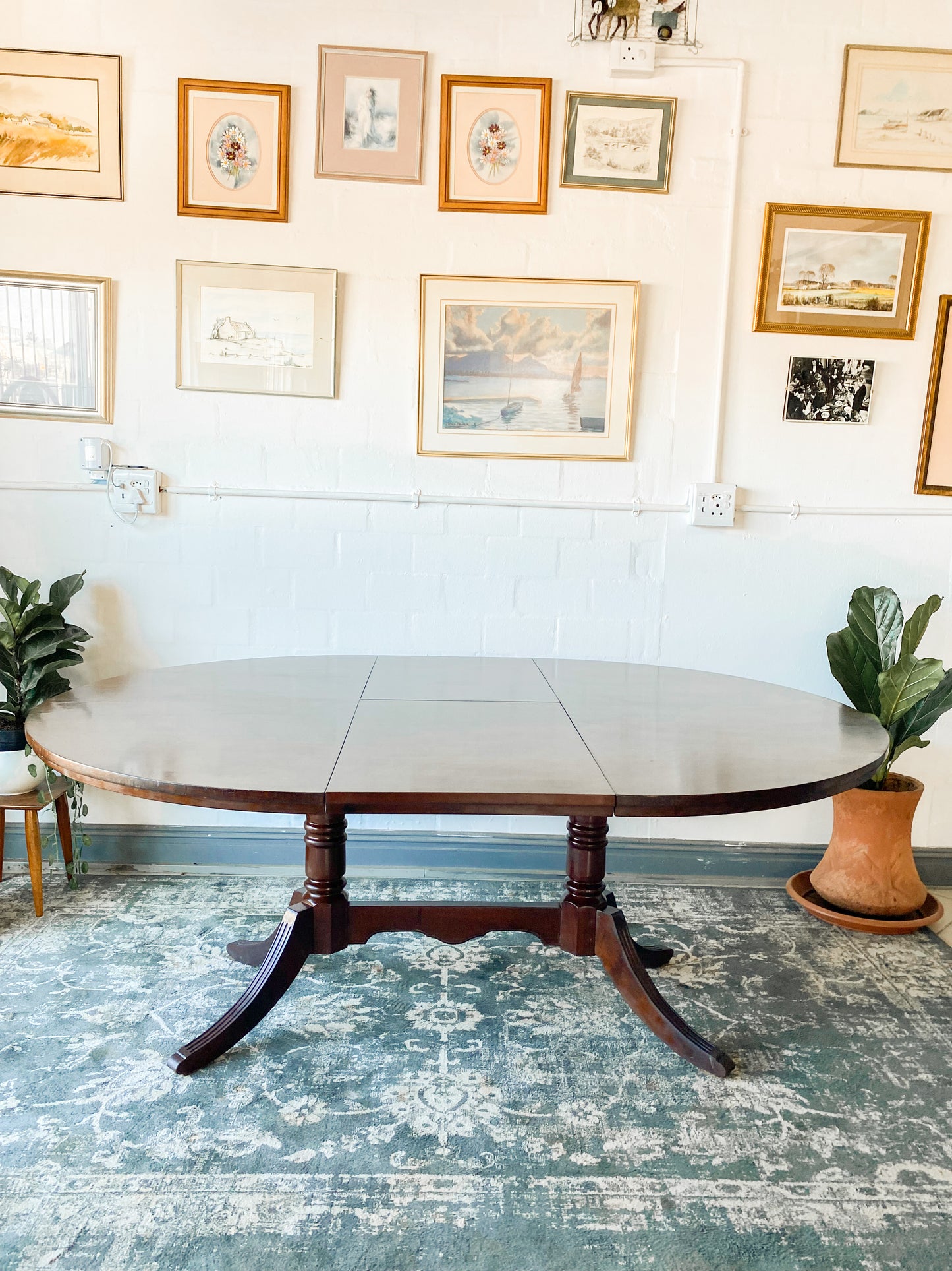 Regency style Extendable Dining Table