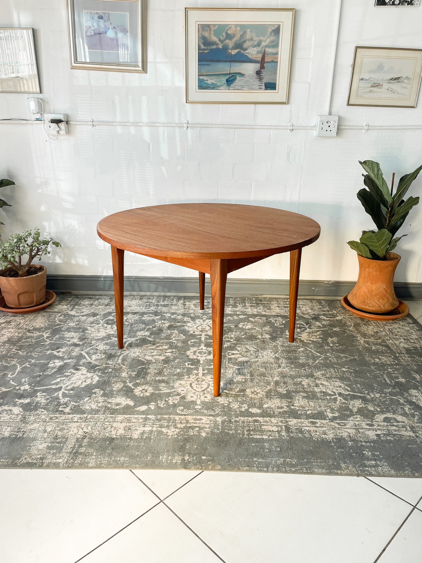 Circular Extendable Mid-Century Tapered Leg Dining Table.