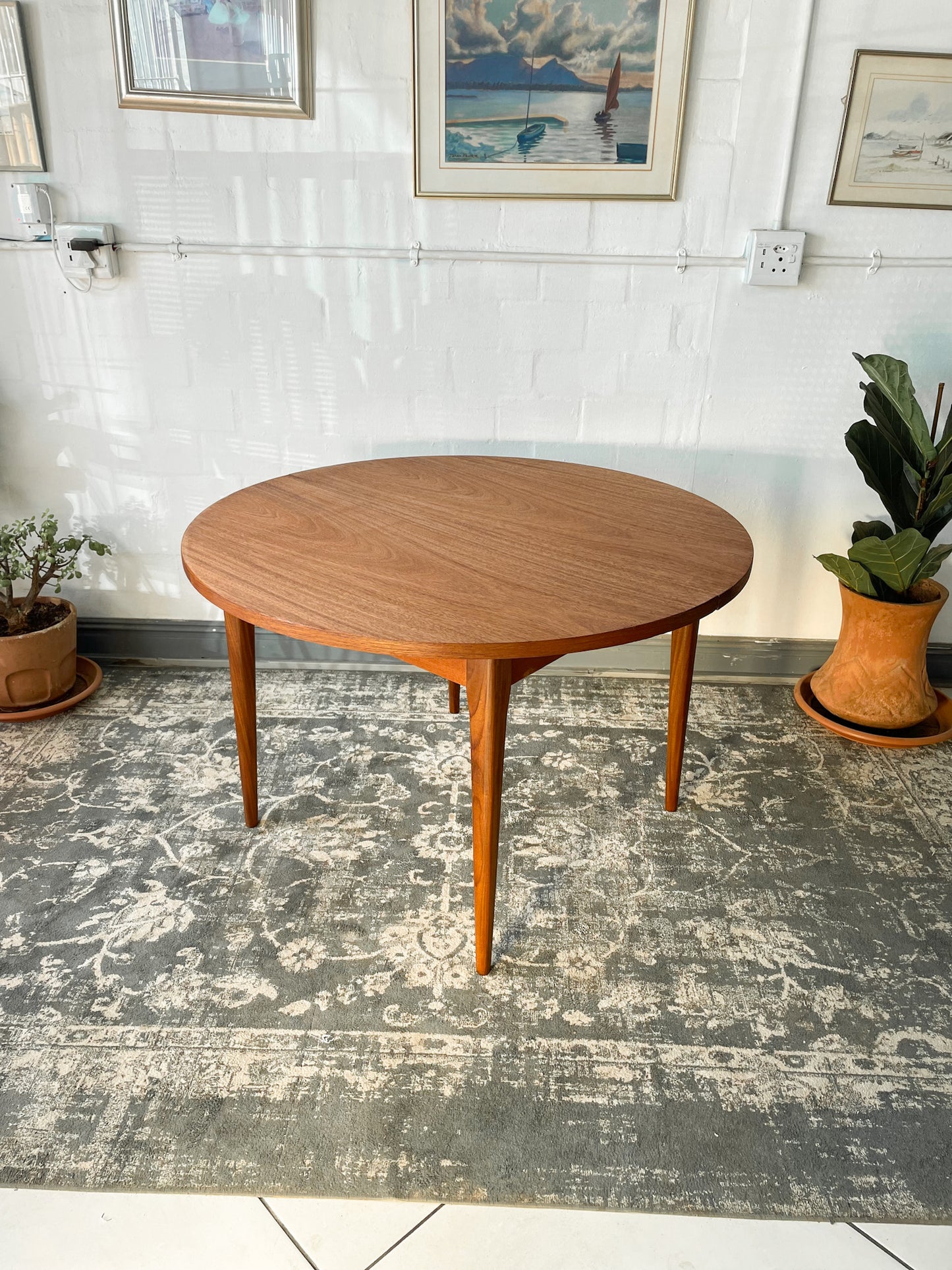 Circular Extendable Mid-Century Tapered Leg Dining Table.