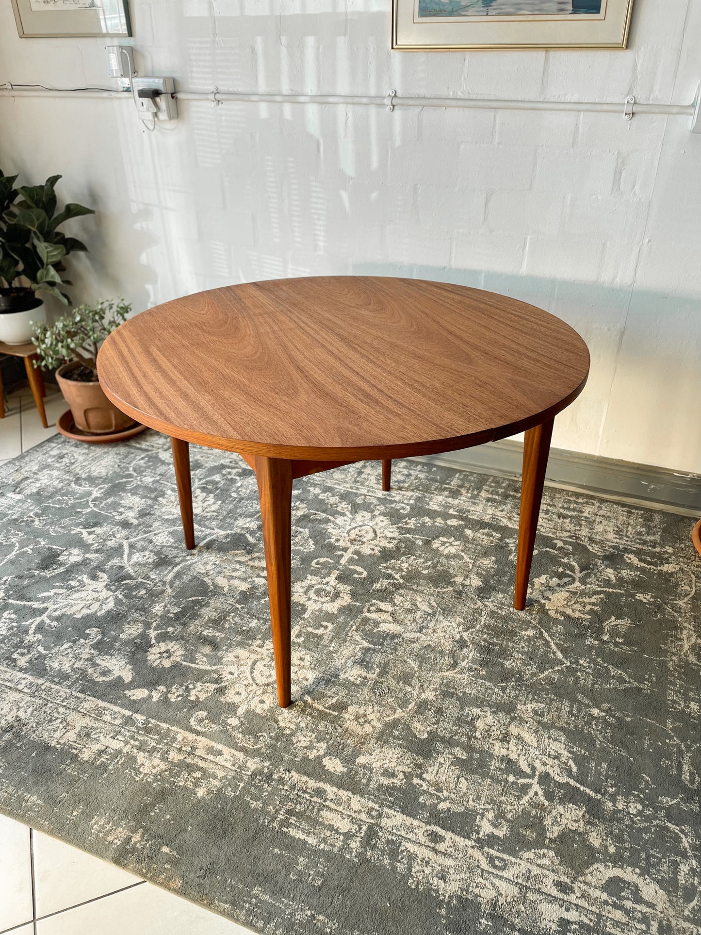 Circular Extendable Mid-Century Tapered Leg Dining Table.