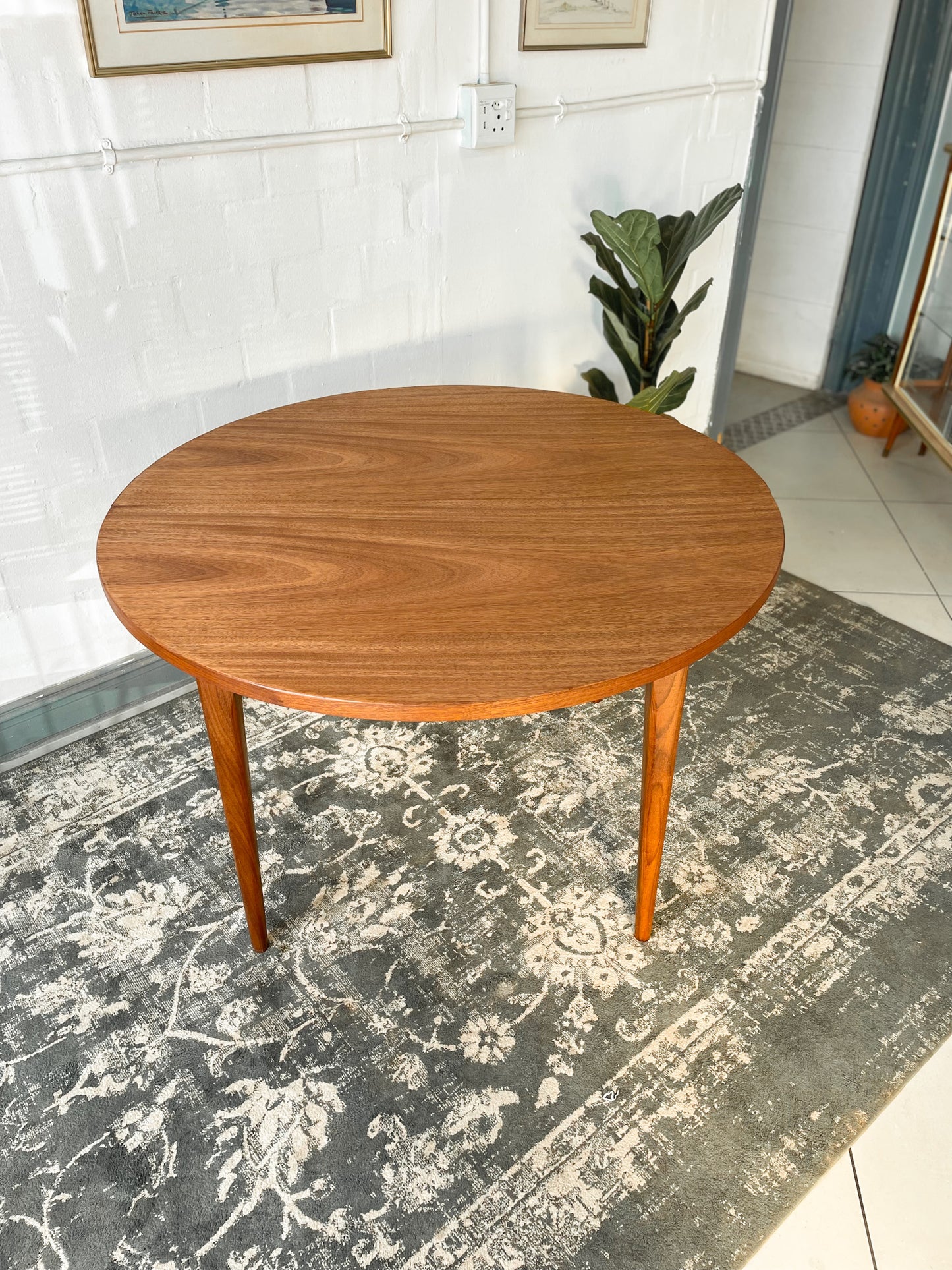 Circular Extendable Mid-Century Tapered Leg Dining Table.