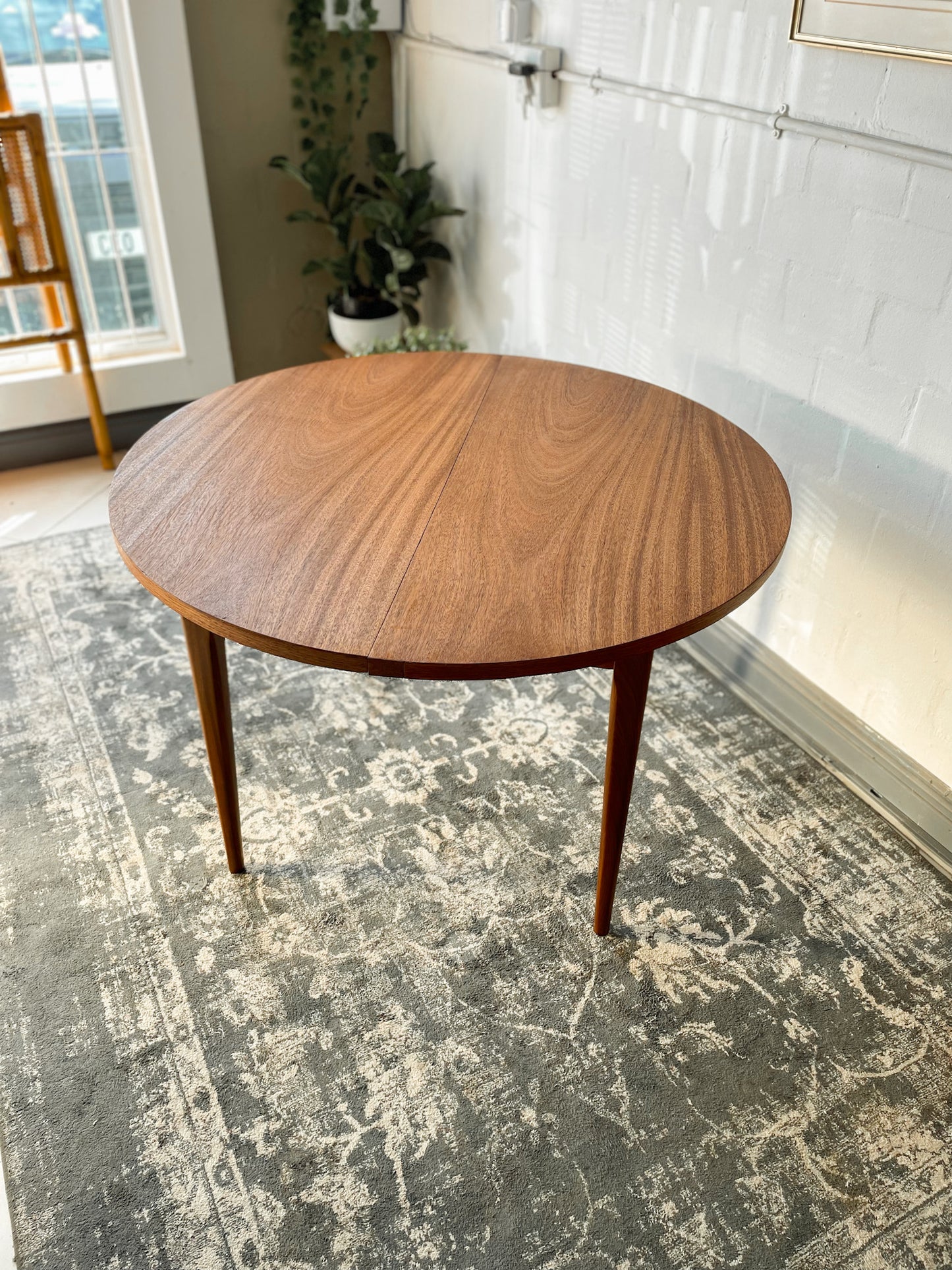 Circular Extendable Mid-Century Tapered Leg Dining Table.