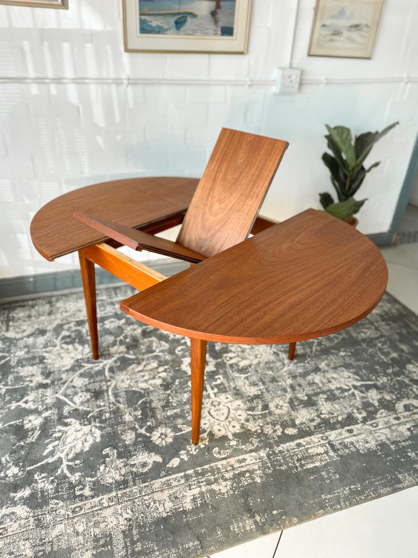 Circular Extendable Mid-Century Tapered Leg Dining Table.