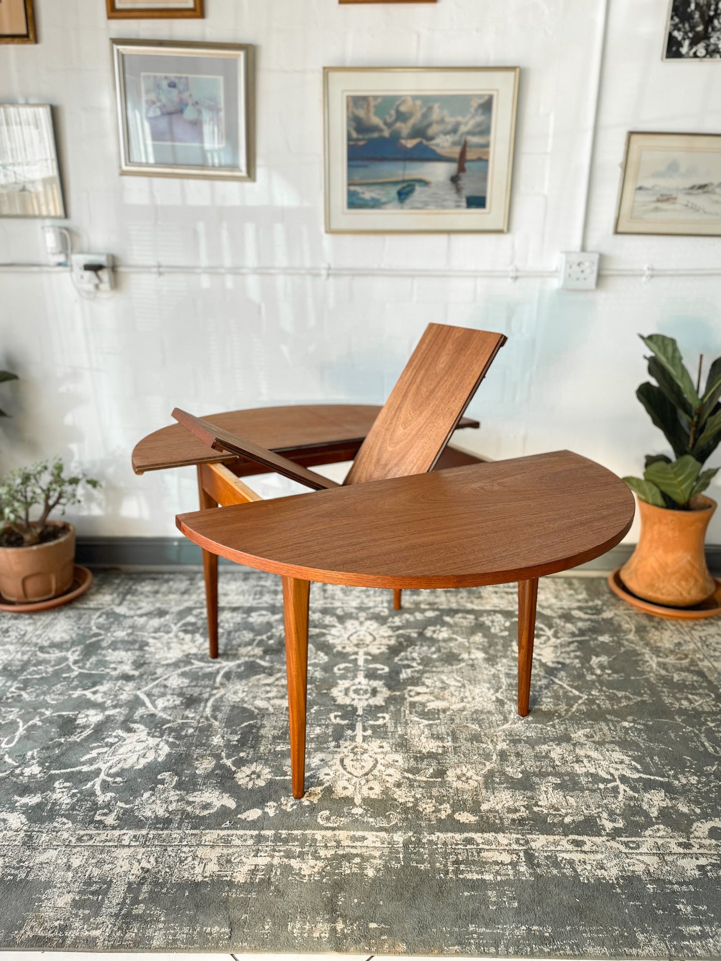 Circular Extendable Mid-Century Tapered Leg Dining Table.
