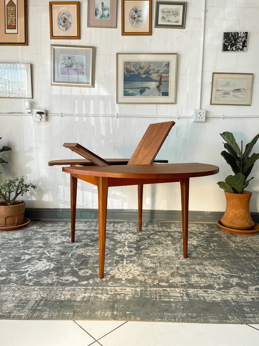 Circular Extendable Mid-Century Tapered Leg Dining Table.