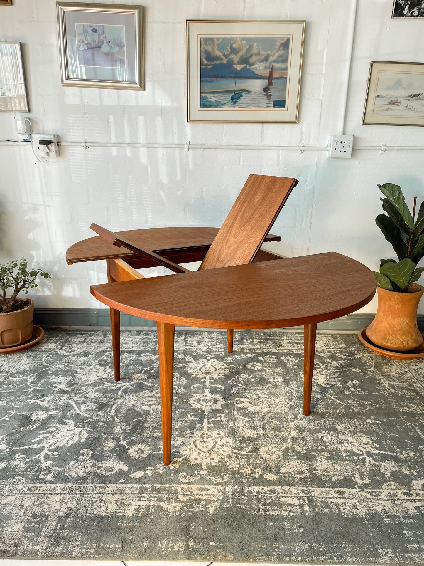 Circular Extendable Mid-Century Tapered Leg Dining Table.