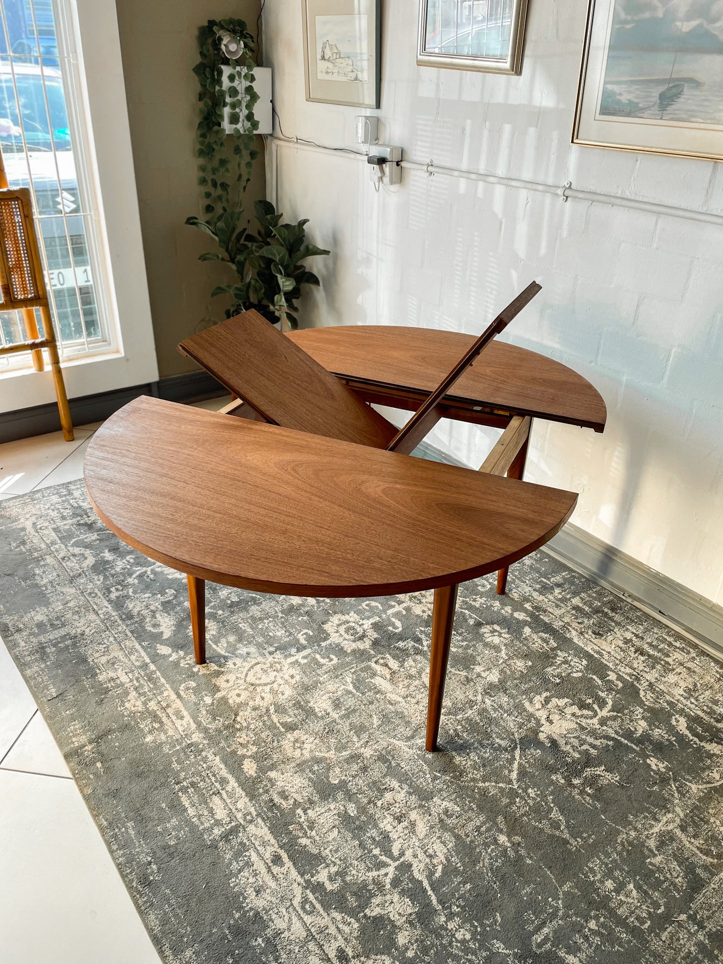 Circular Extendable Mid-Century Tapered Leg Dining Table.