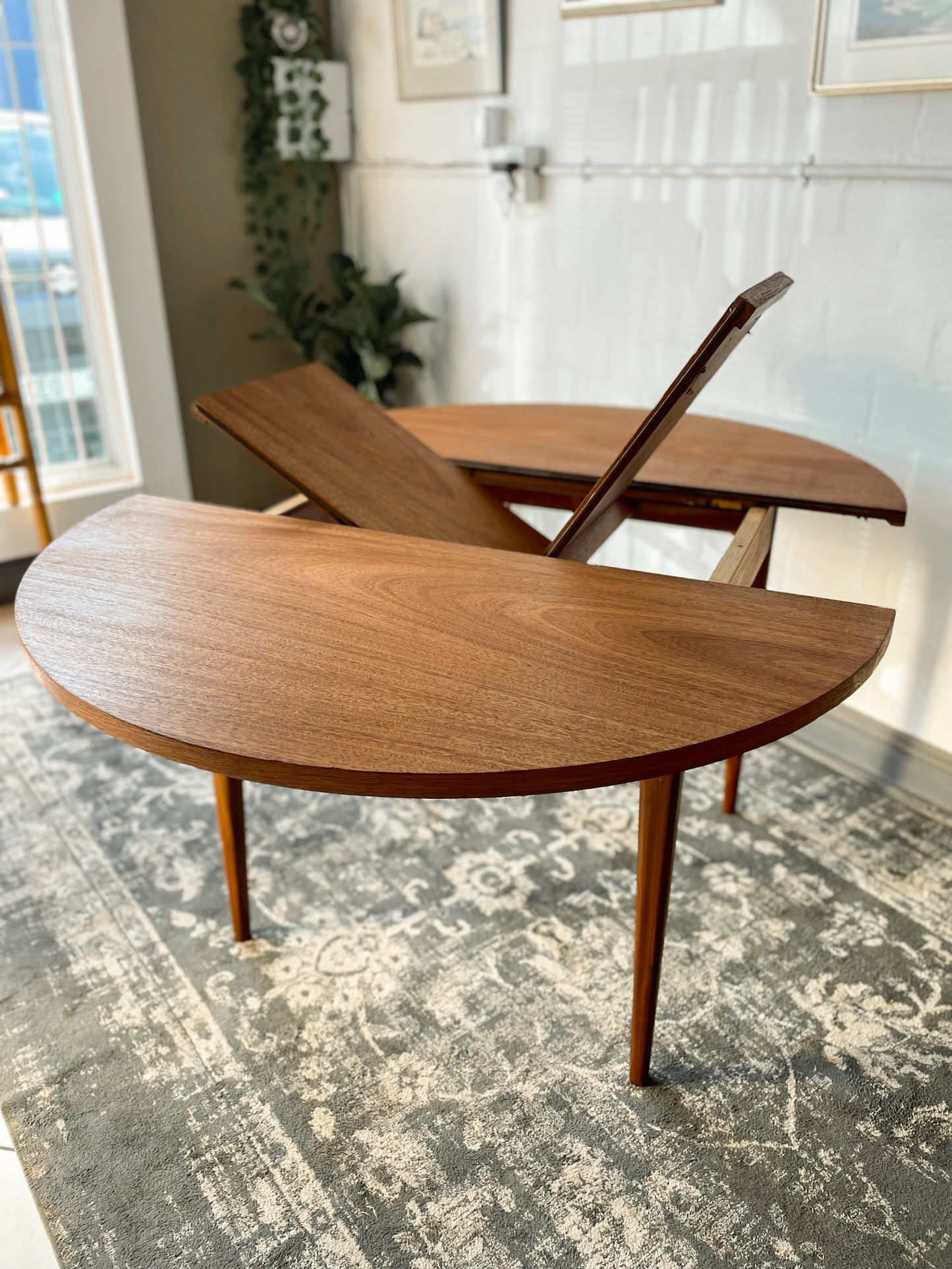 Circular Extendable Mid-Century Tapered Leg Dining Table.