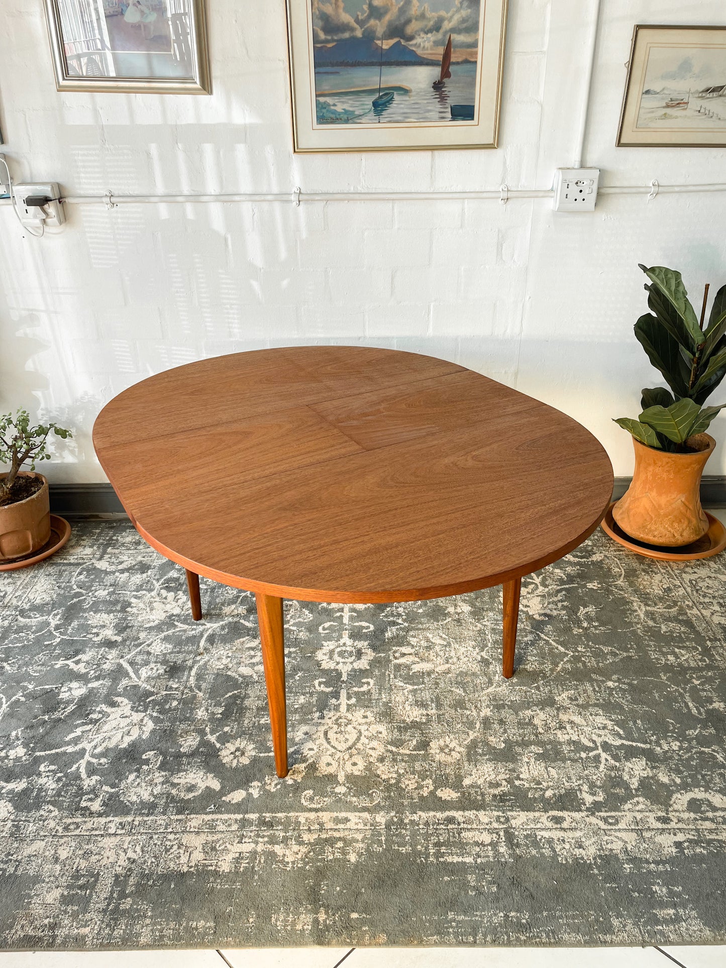 Circular Extendable Mid-Century Tapered Leg Dining Table.