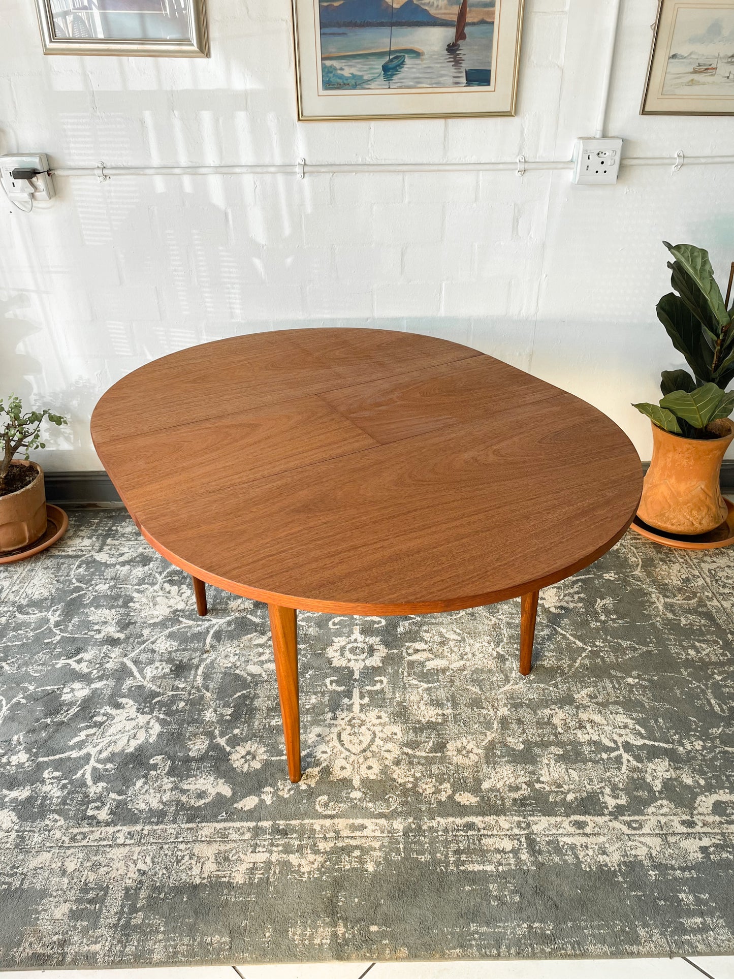 Circular Extendable Mid-Century Tapered Leg Dining Table.