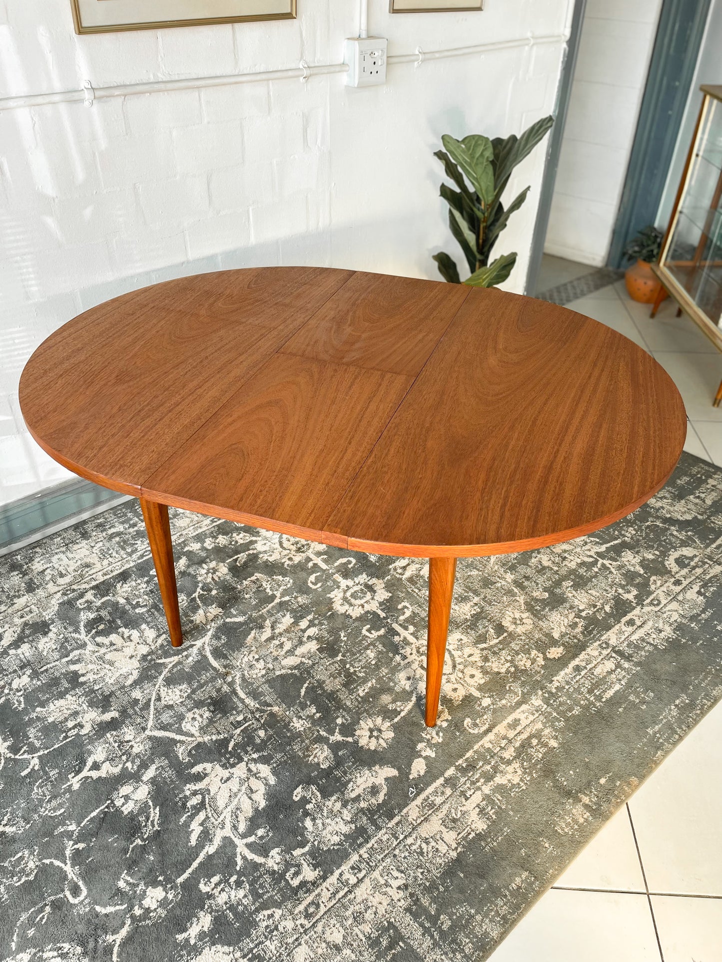 Circular Extendable Mid-Century Tapered Leg Dining Table.