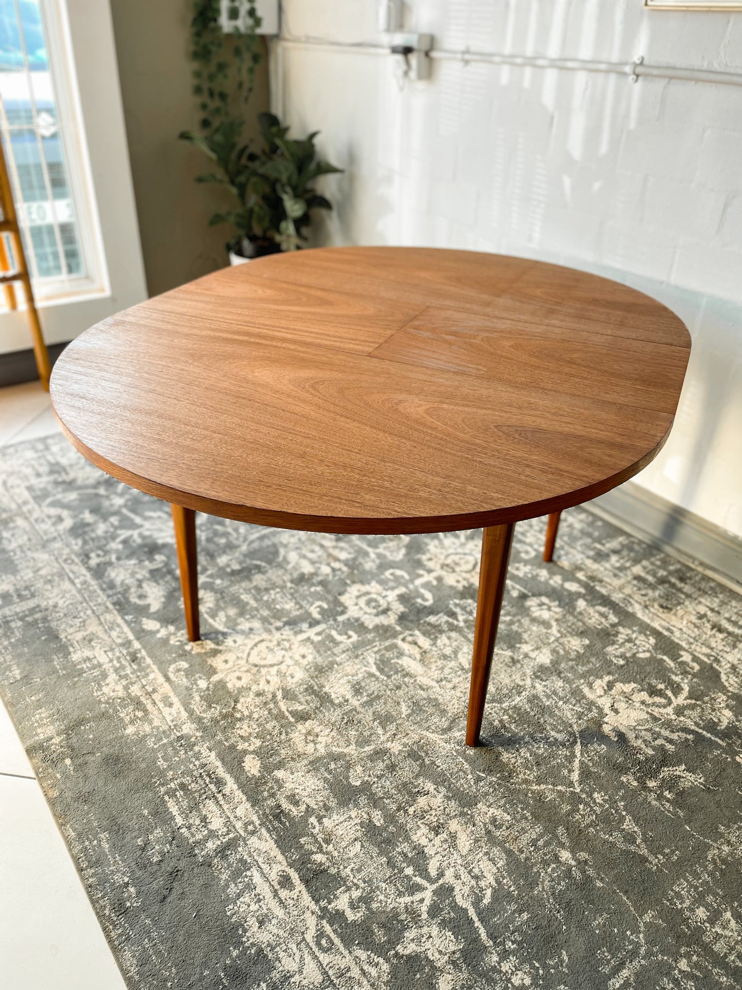 Circular Extendable Mid-Century Tapered Leg Dining Table.