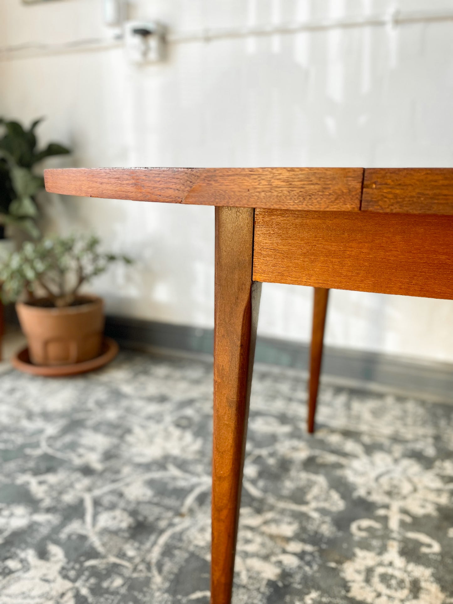 Circular Extendable Mid-Century Tapered Leg Dining Table.
