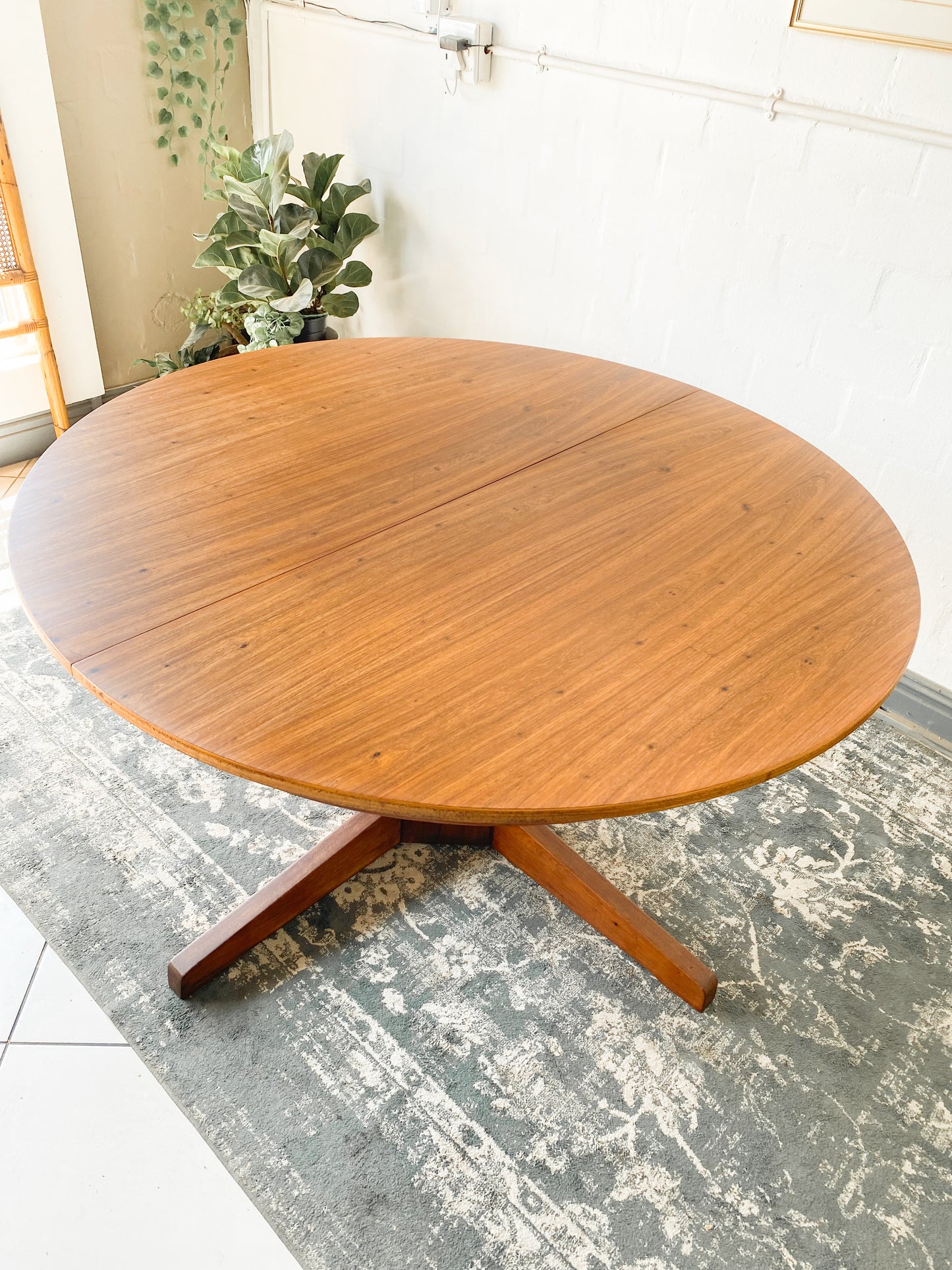 Mid Century Extendable Dining Table