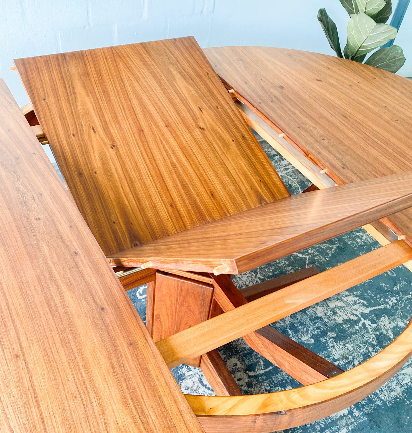 Mid Century Extendable Dining Table