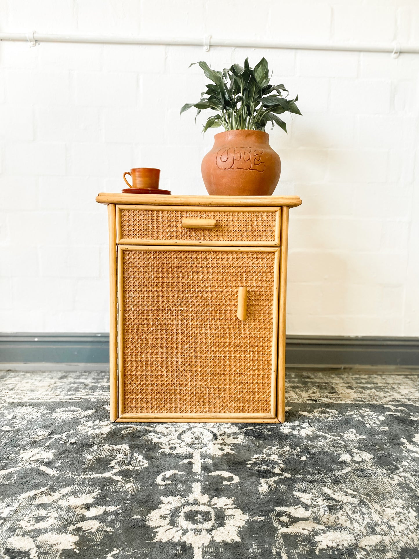 Single Cane Pedestal