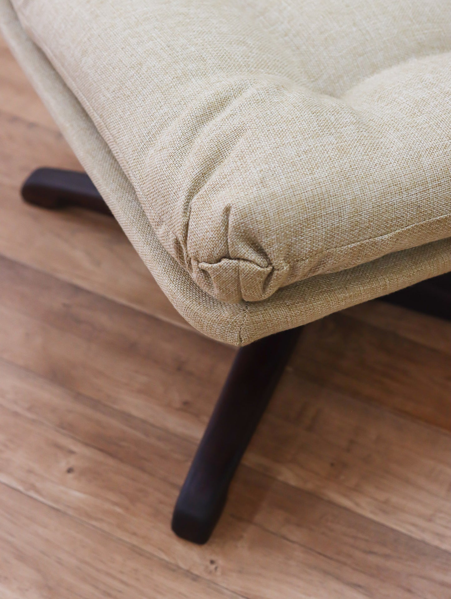Retro Grafton Everest Swivel Chair and Stool