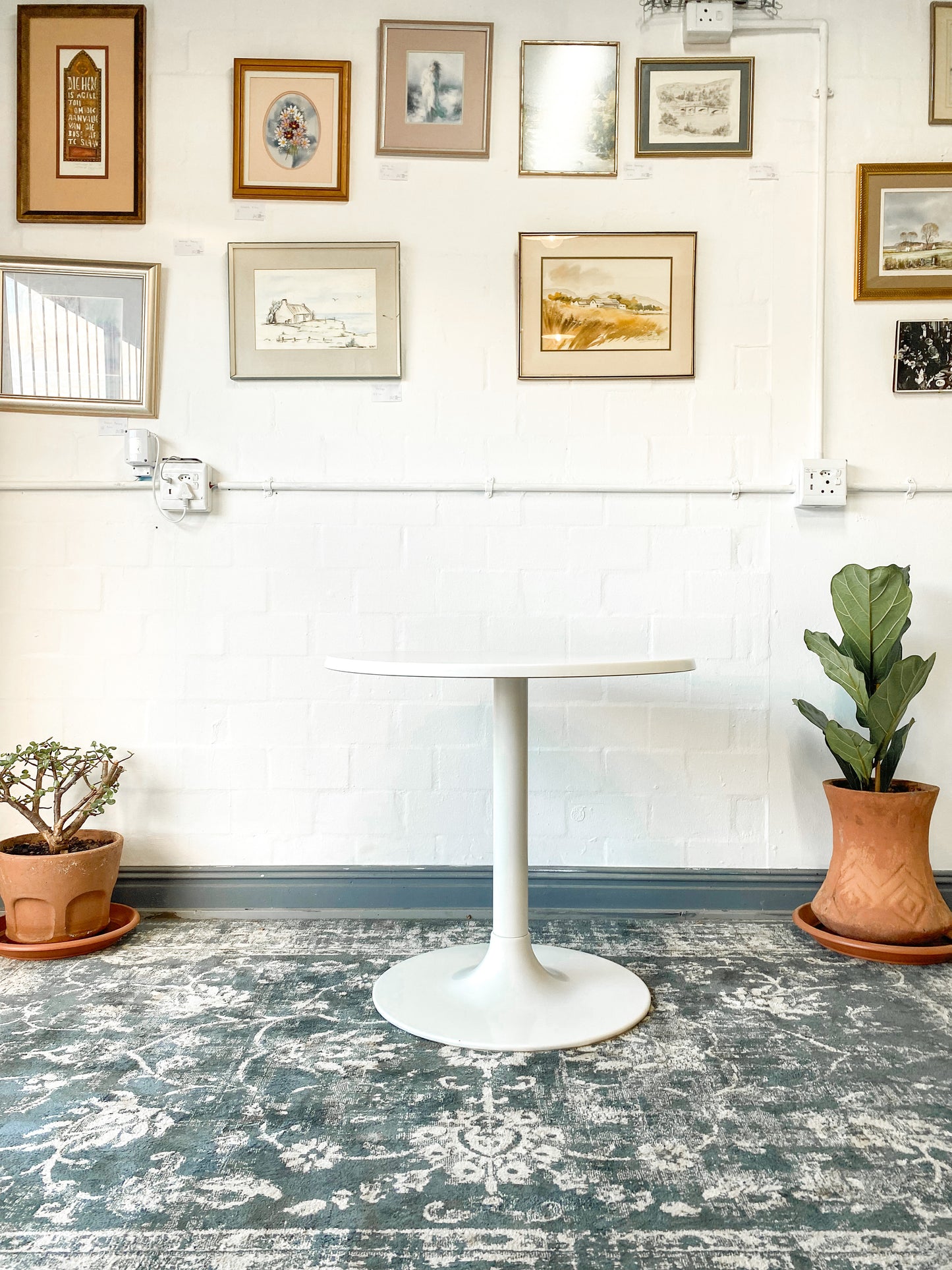 Tulip Style Dining Table