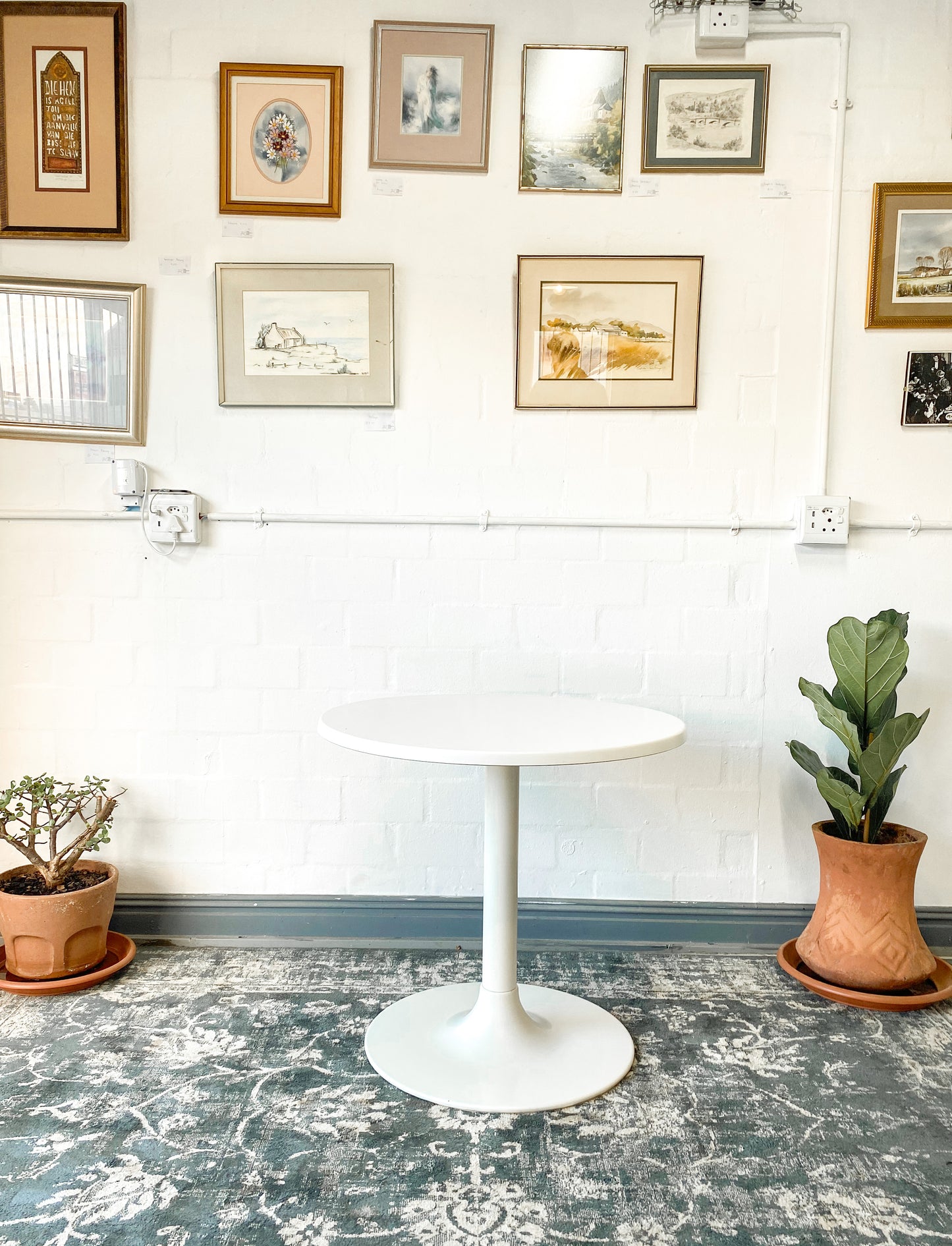 Tulip Style Dining Table