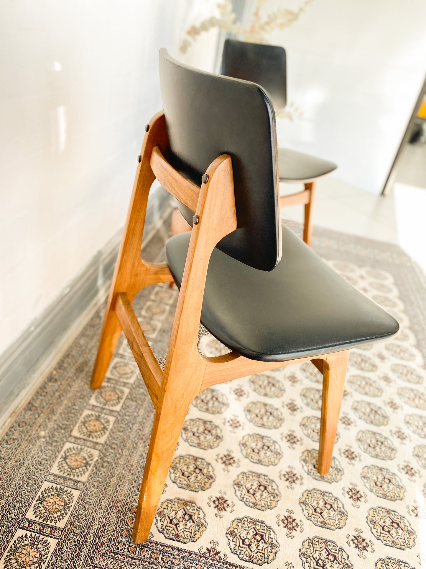 Mid Century Modern Chairs and Side Table