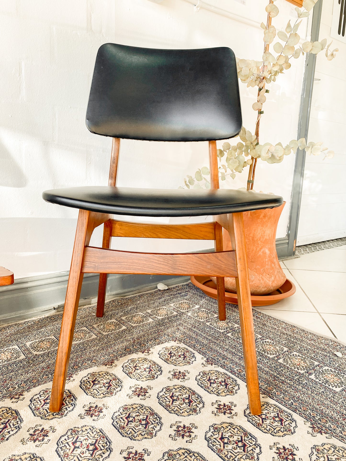 Mid Century Modern Chairs and Side Table