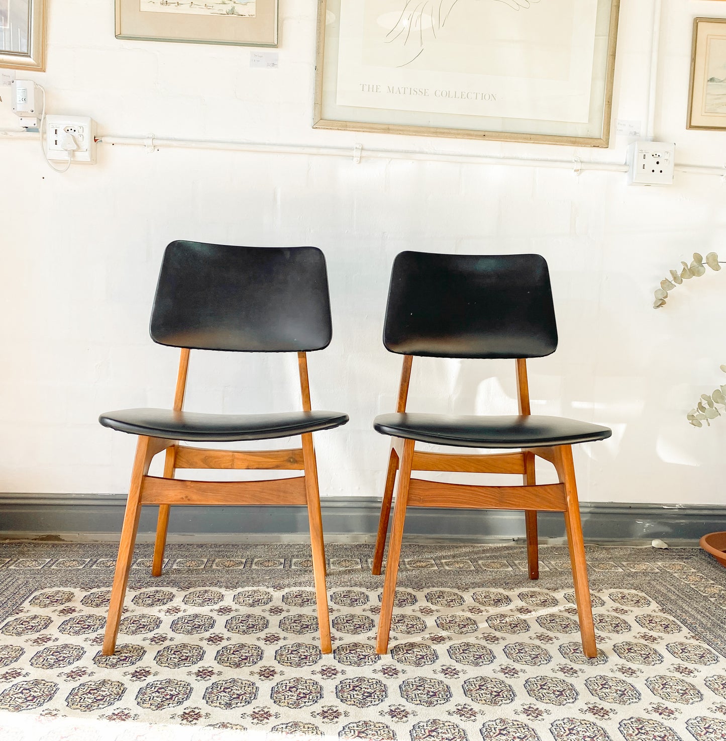Mid Century Modern Chairs and Side Table