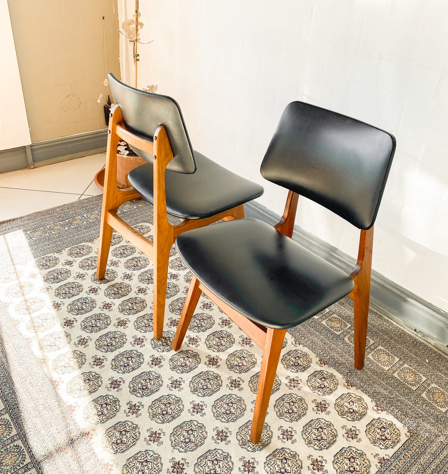 Mid Century Modern Chairs and Side Table
