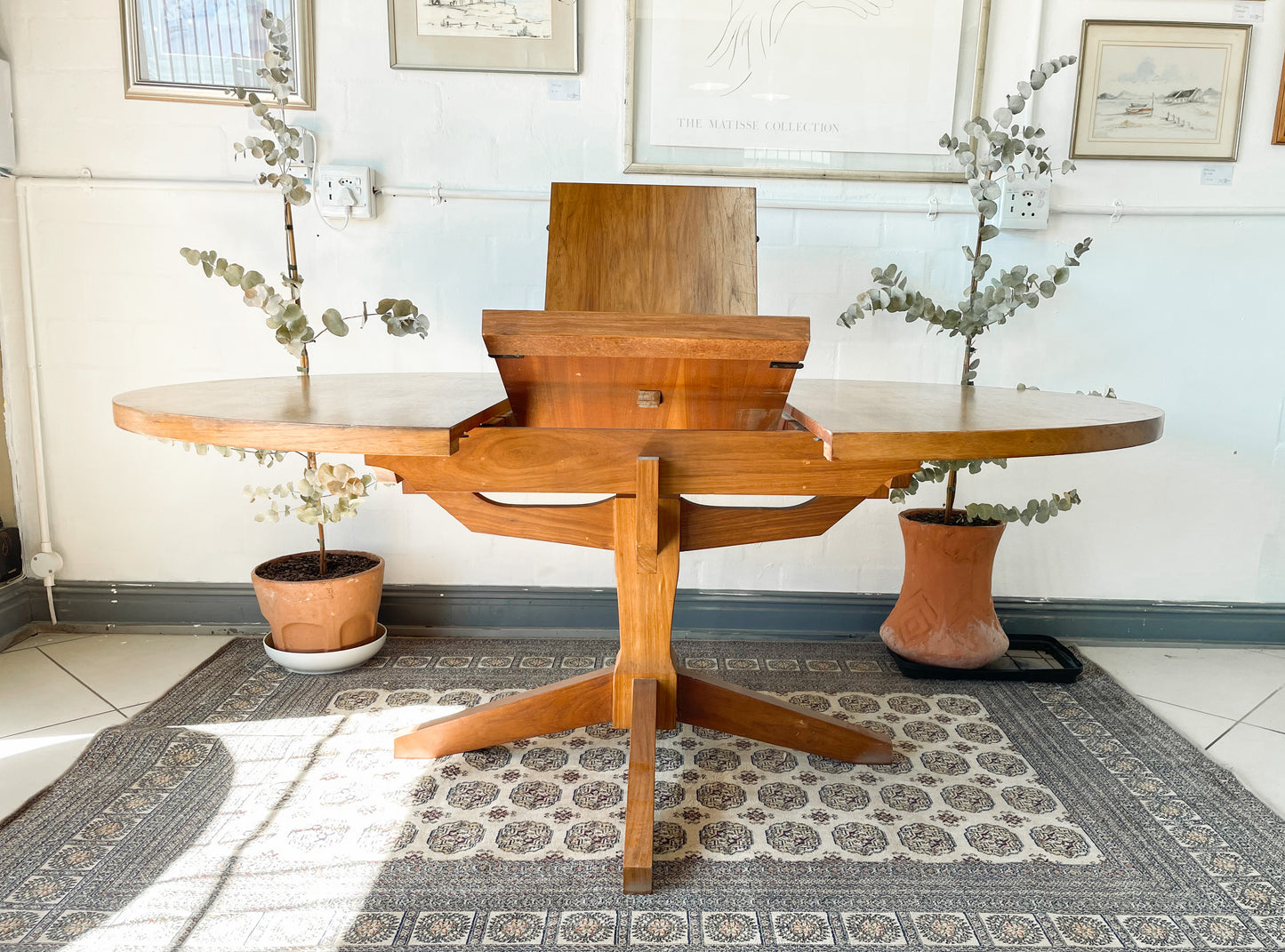 Mid-Century Modern Extendable dining table suitable to seat 6-8 guests.
