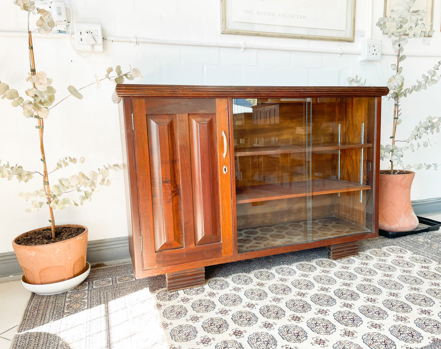 Beautiful sideboard/ display cabinet.
