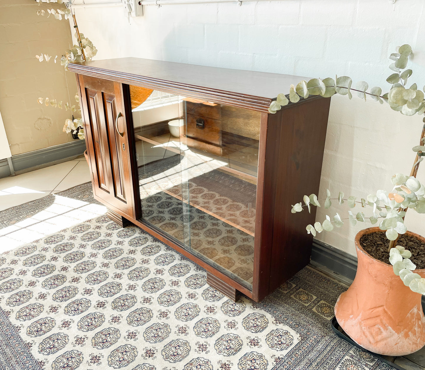 Beautiful sideboard/ display cabinet.