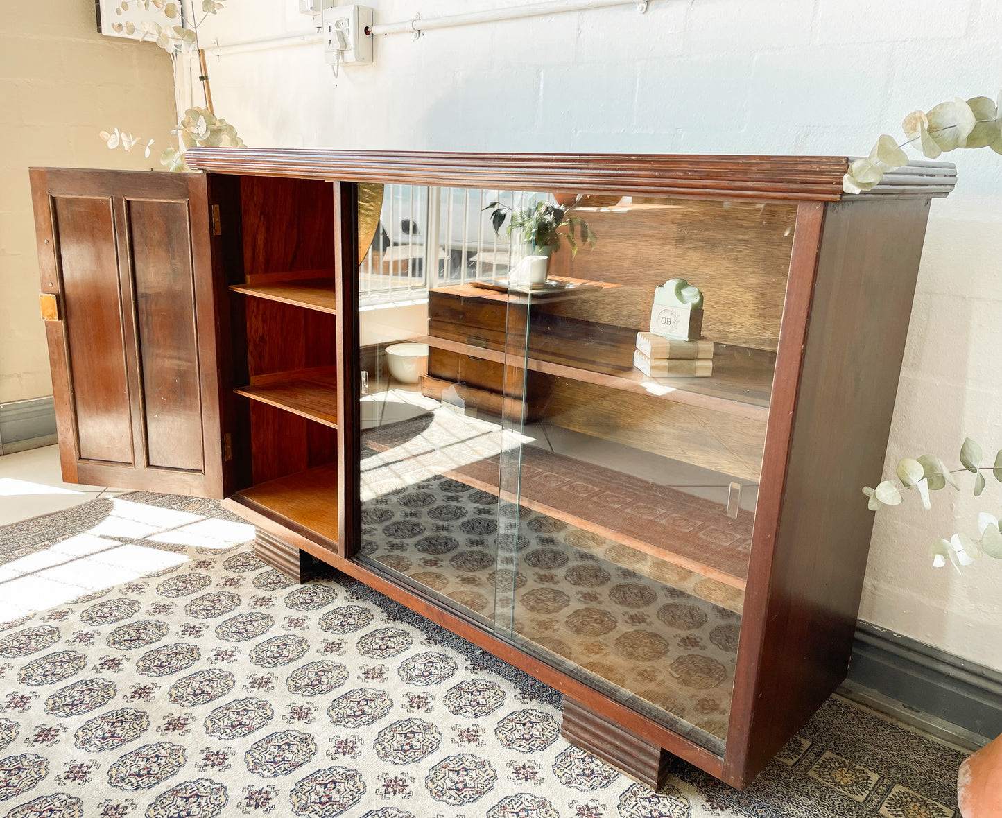 Beautiful sideboard/ display cabinet.