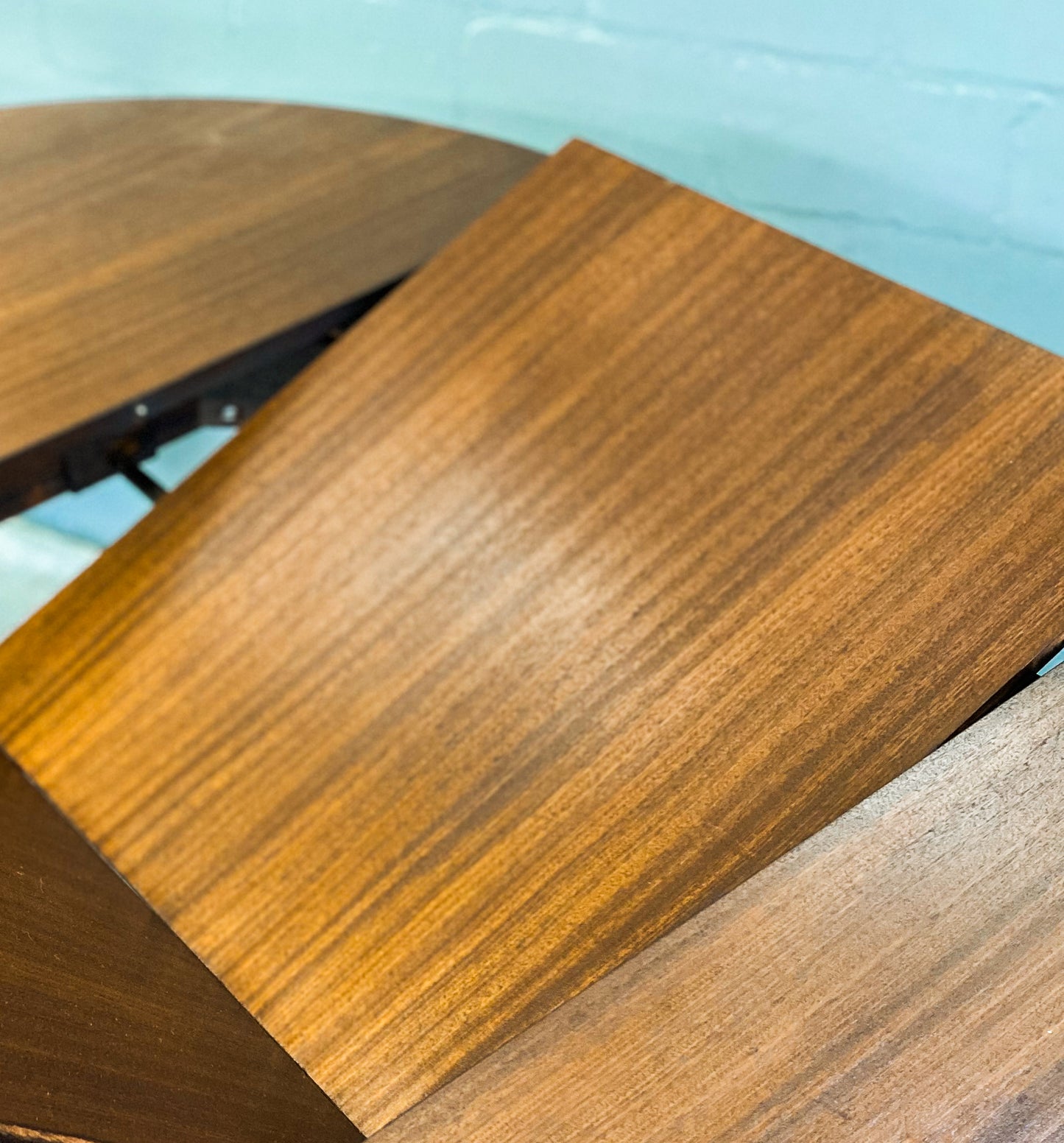 Round Mid Century Extendable Dining Table