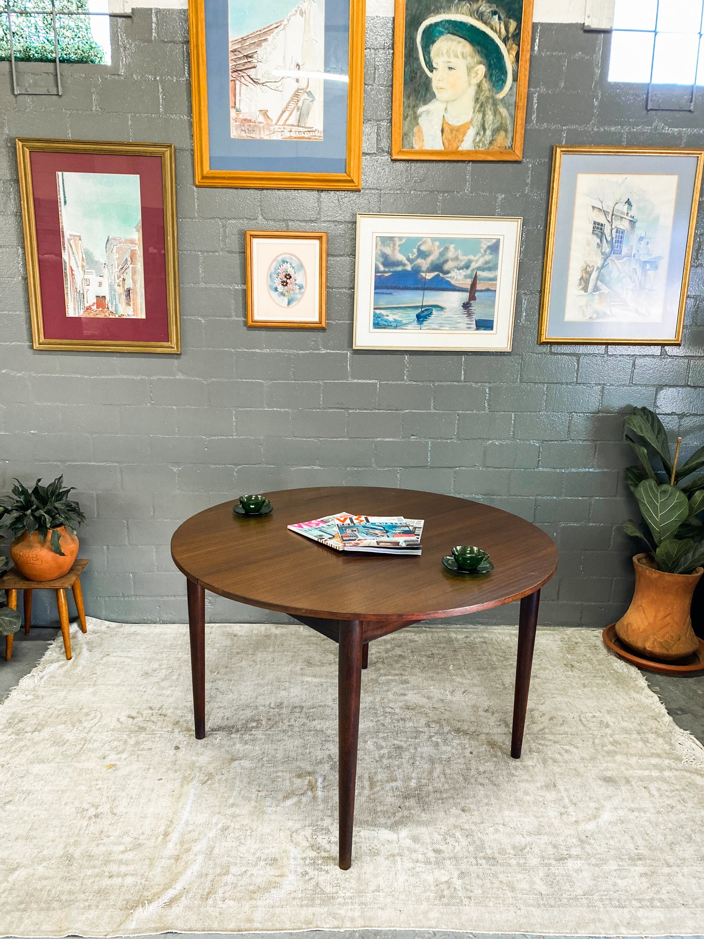 Round Mid Century Extendable Dining Table