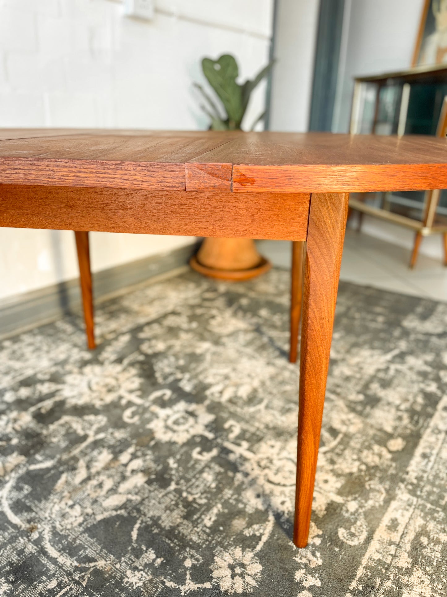 Circular Extendable Mid-Century Tapered Leg Dining Table.