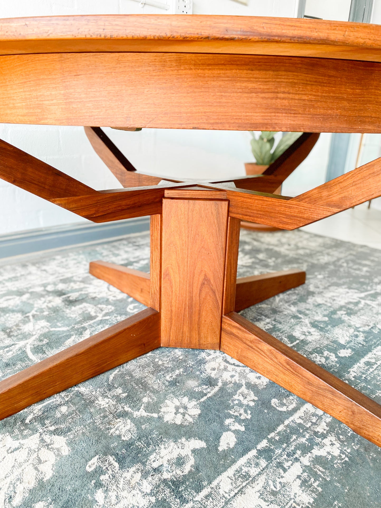 Mid Century Extendable Dining Table