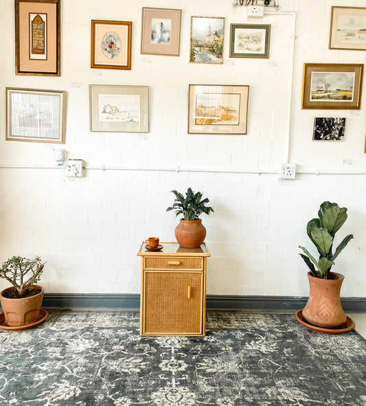 Single Cane Pedestal