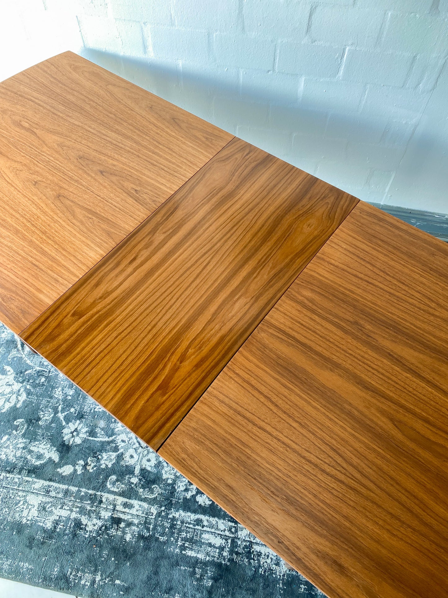 Frystark Extendable Dining Table