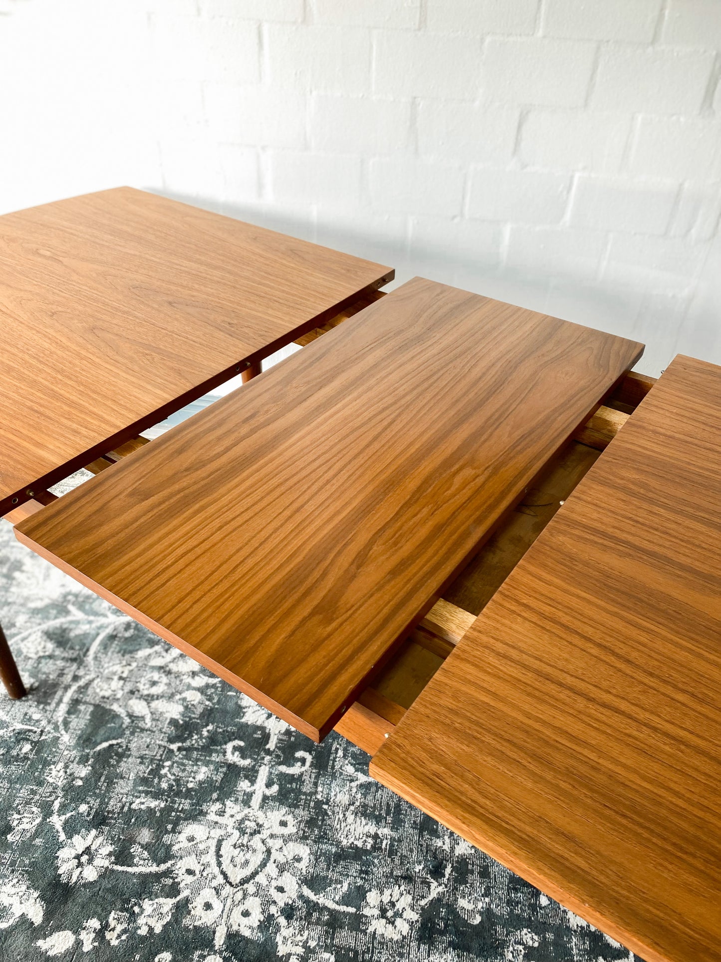 Frystark Extendable Dining Table