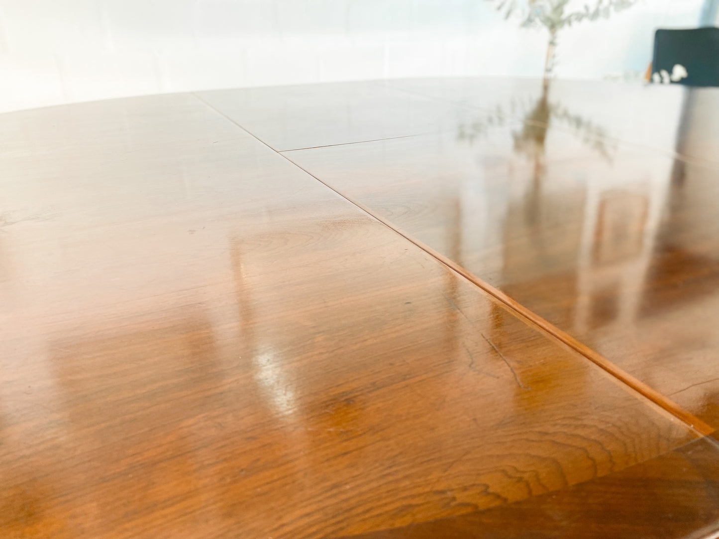 Elegant Extendable Imbuia 6-8 seat dining table made by premium South African designer EE Meyer.