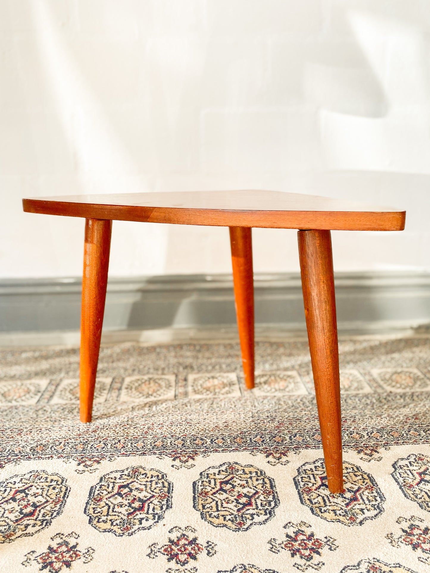 Mid Century Modern Chairs and Side Table