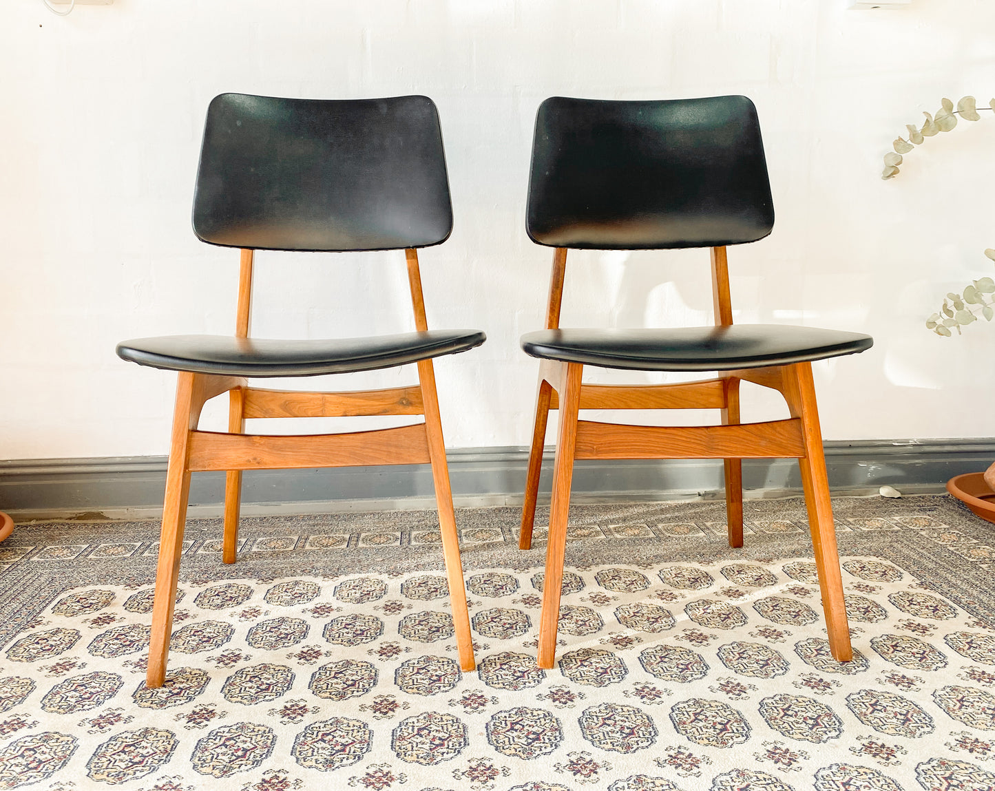 Mid Century Modern Chairs and Side Table